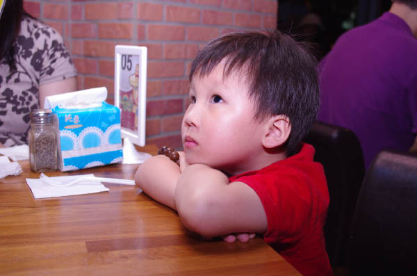 晚餐怎麼還沒來.........肚子好餓... 晚餐怎麼還沒來.........肚子好餓...