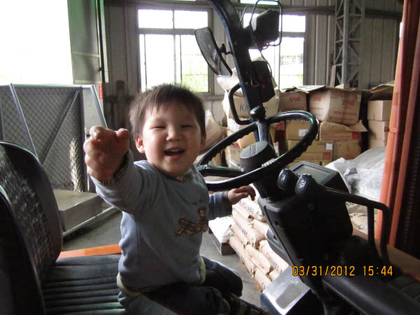 牛牛開大車車~~ 牛牛開大車車~~