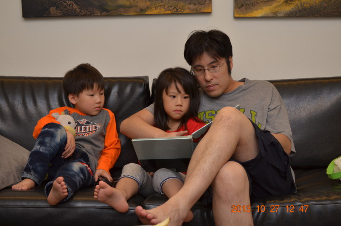 來, 念給把拔聽~~~ 來, 念給把拔聽~~~