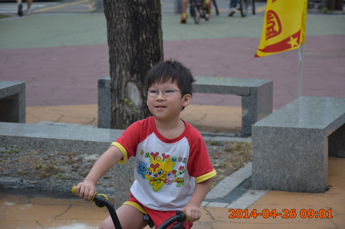 牛牛騎腳踏車~~~