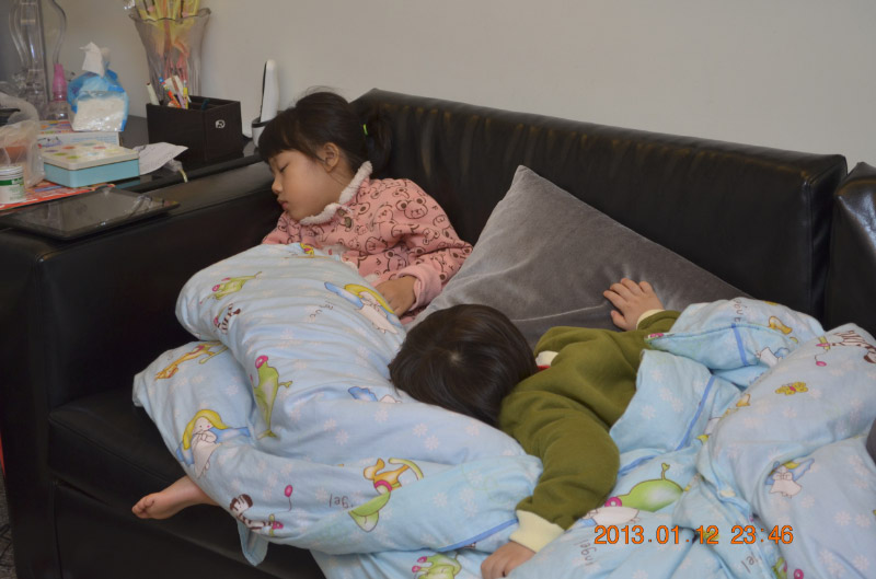 又要抱這兩隻去房間睡了......
