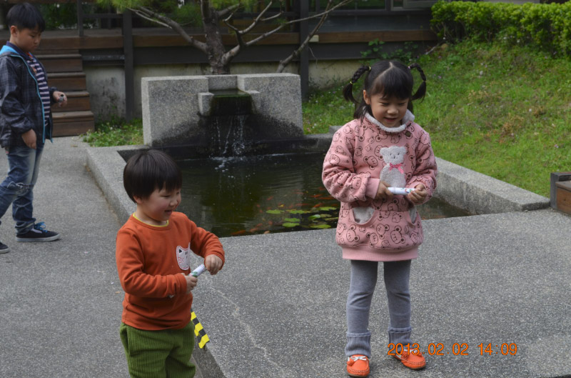 豬豬牛牛餵魚~~~~~