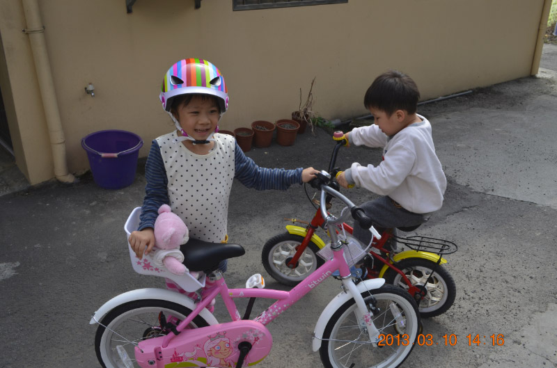 姊, 不要整天牽腳踏車, 要像我一樣用騎的 姊, 不要整天牽腳踏車, 要像我一樣用騎的